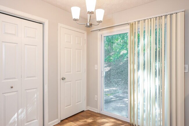 Building Photo - 154 Springbottom Dr SE