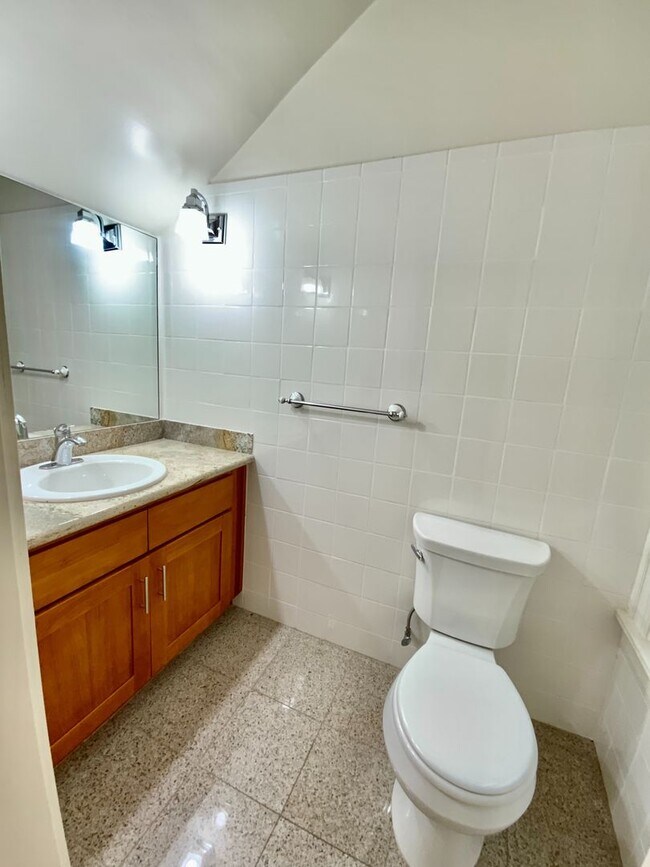 Building Photo - Full Floor Flat. PARKING! IN-UNIT LAUNDRY!...