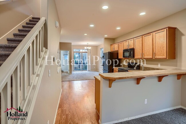 Building Photo - Charming End-Unit Townhouse in a Prime Loc...