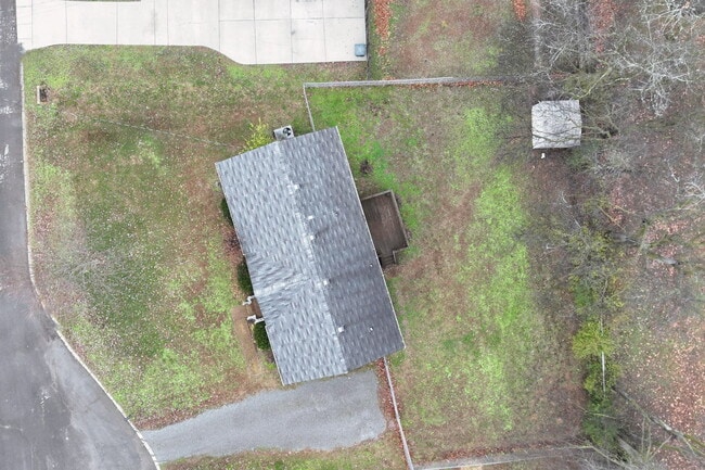 Building Photo - Car-free convenience! Modern 3 Bed Home Minutes from Downtown Gallatin