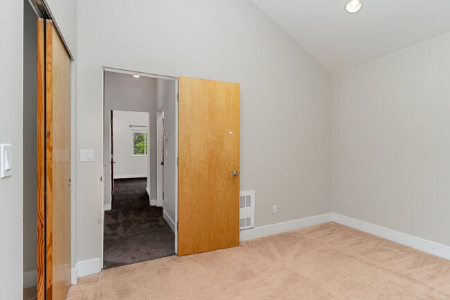 Building Photo - 3008 NE 55th St