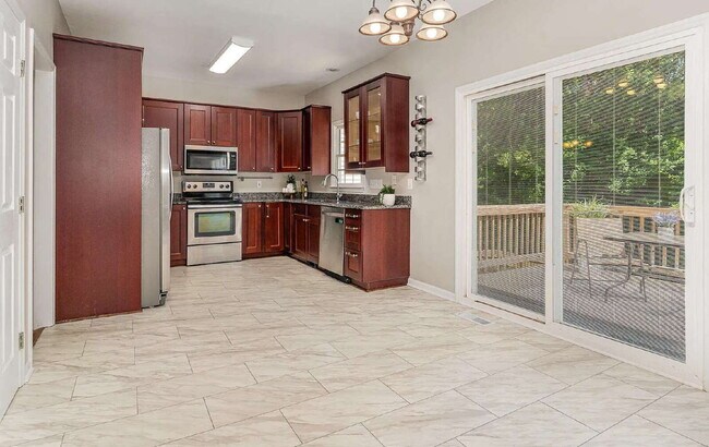 Building Photo - Charming 4-Bed Home with Fenced-in Backyar...