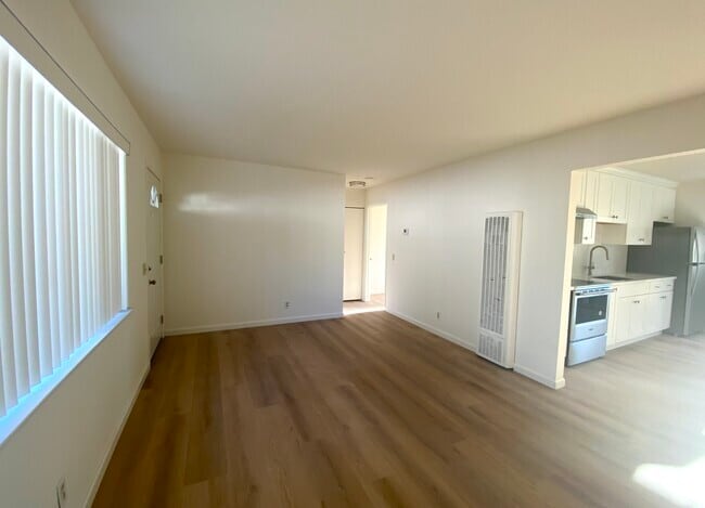 Building Photo - 210 Murlagan Ave