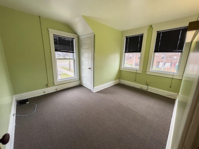 Building Photo - 921 Linden Grove Ave