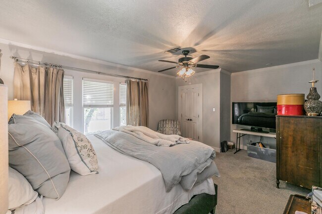 Building Photo - Charming Bungalow - Arlington Heights