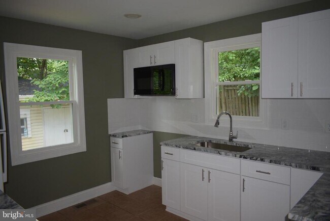 Building Photo - 12323 Dewey Rd