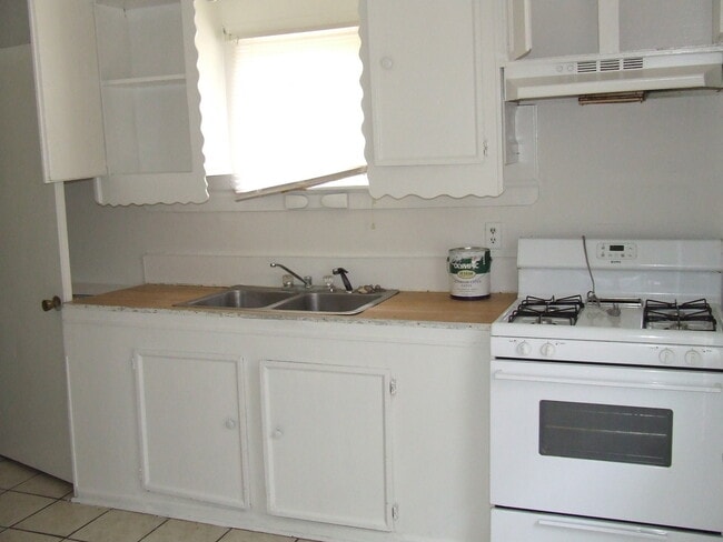 Building Photo - 2 BR Home walk to NHHS