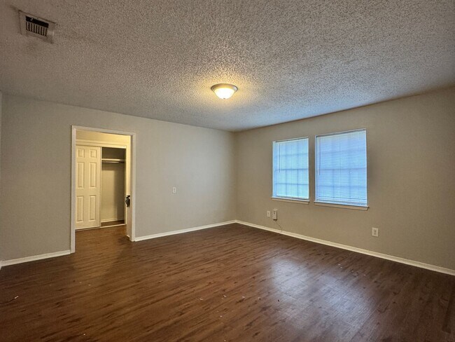 Building Photo - 405 Cypress Cir