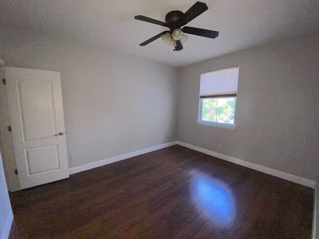 Building Photo - Top of the Hill - Gorgeous 5 Bedroom 3 Bat...