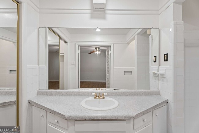Building Photo - 3543 Cloudland Dr