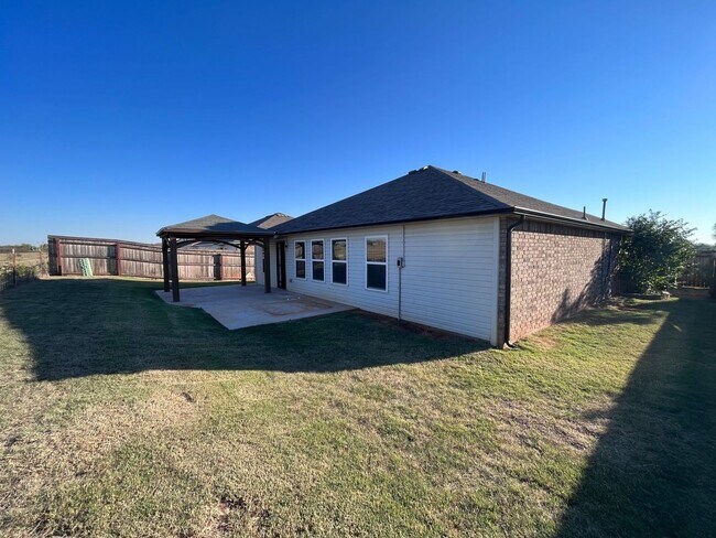 Building Photo - Available now 4 Bed 2 Bath in Mustang!