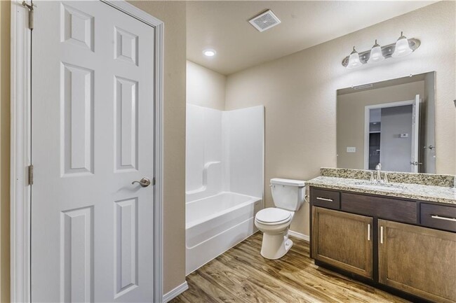 Building Photo - 1008 Vista St