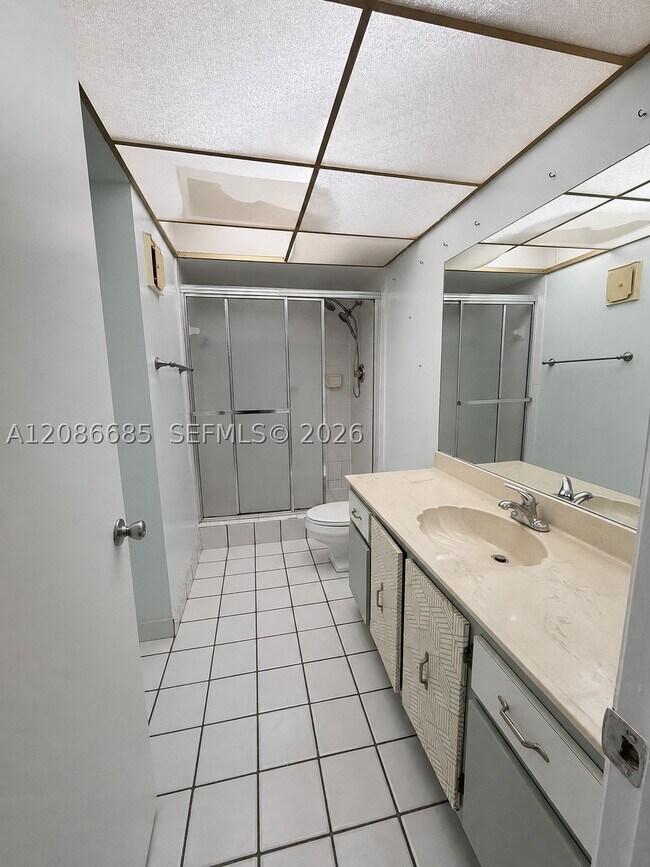 Building Photo - 240 Lakeview Dr