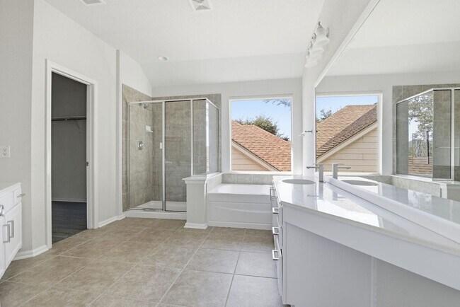 Building Photo - BEAUTIFUL 5 BEDROOM AND 3 BATH!!