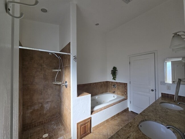 Building Photo - Spacious East Side Oasis – 4 Bed, 2 Bath Home with Premium Upgrades!