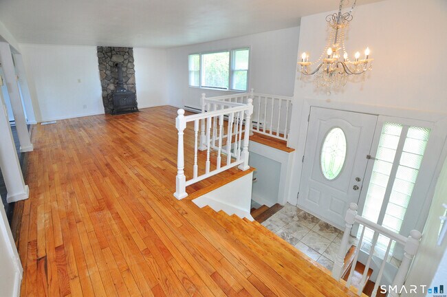 Building Photo - 13 Pleasant View Ave