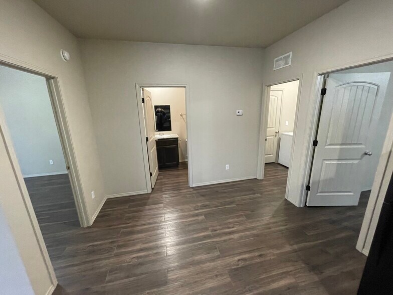 Building Photo - 3105 S Waterview Ln