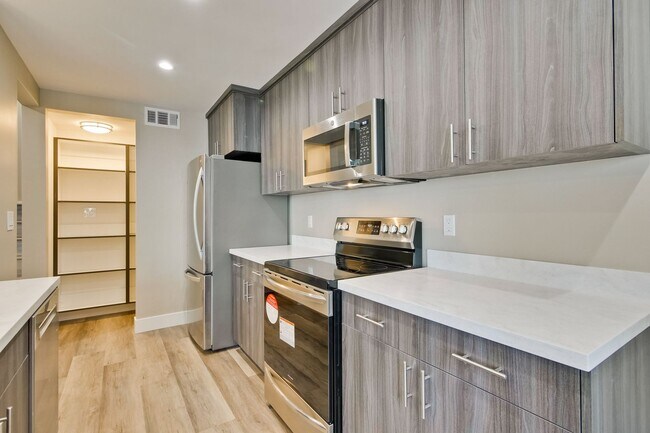 Building Photo - Stunning Modern Almost New Condo, Pets Welcome!