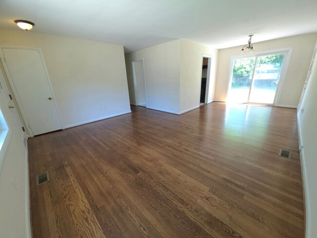 Building Photo - Move In Ready 3 Bedroom Ranch!