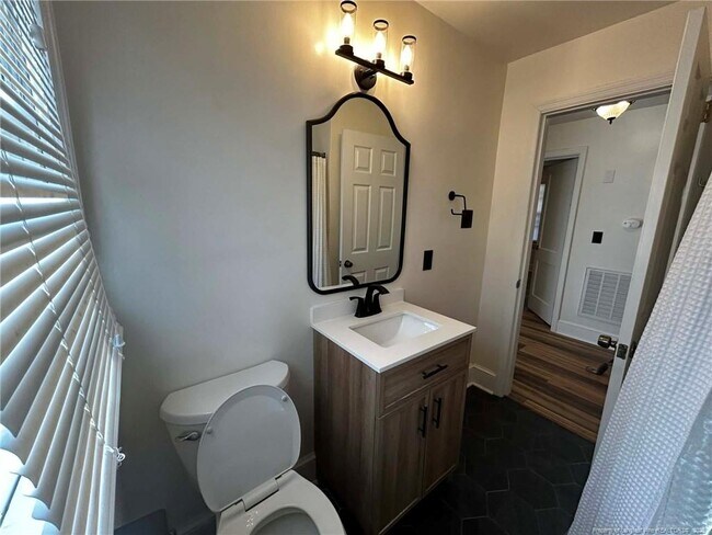 Building Photo - 1000 Ivy Rd