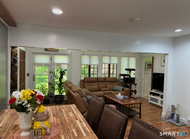 Building Photo - 16 Flak Ln