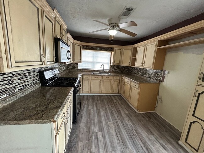 Building Photo - 609 E 6th St