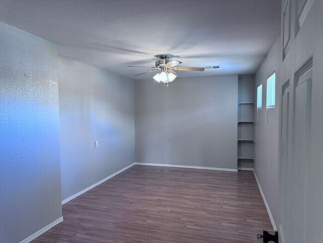 Building Photo - Adorable single floor 4 bedrooms,2 bathroo...