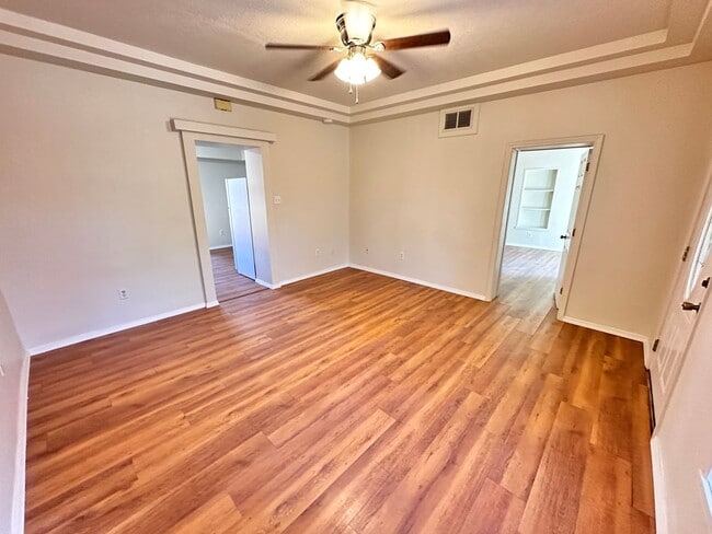 Building Photo - Located Near Downtown 2 Bedroom 1 Bathroom