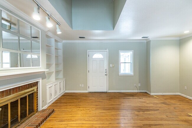 Building Photo - Large 2 story Home