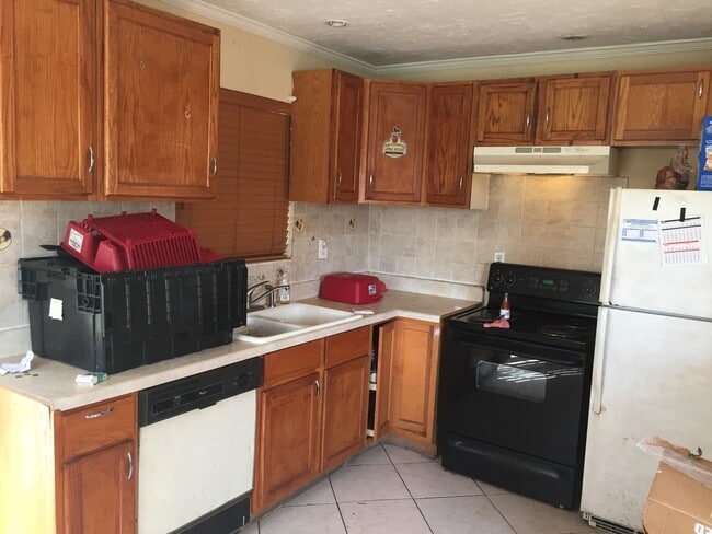 Building Photo - Amazing 3-1 house with fenced front and backyard !