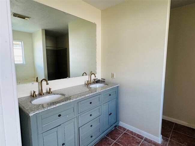 Building Photo - 17202 E Shawnee