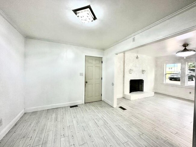 Building Photo - 2401 Woodleaf Dr