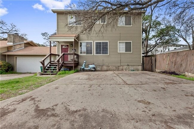 Building Photo - Duplex 11 Bedrooms 6 Baths Available August 2025