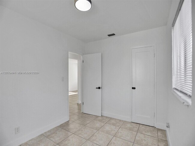 Building Photo - 708 N 20th Ave