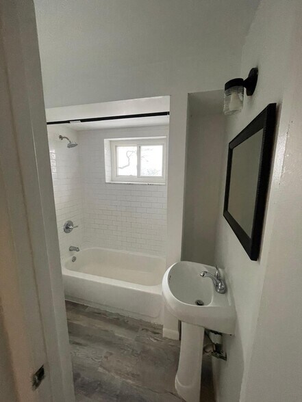 Building Photo - 1382 Center Ave