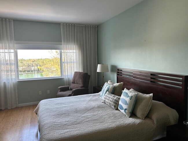 Building Photo - 4925 Collins Ave