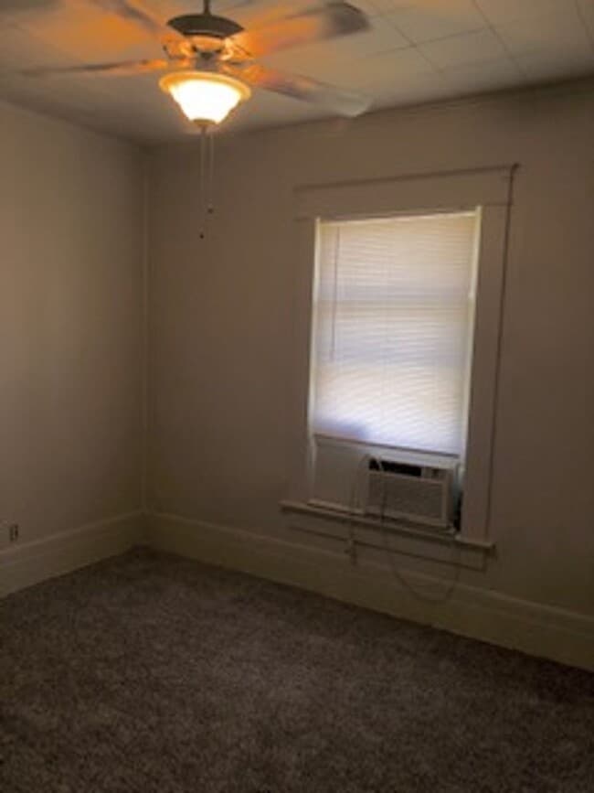 Building Photo - Three Bedroom/1 Bath Home/Spacious Rooms/Enclosed Back Porch