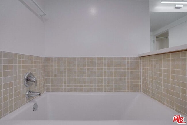 Building Photo - 435 N Oakhurst Dr