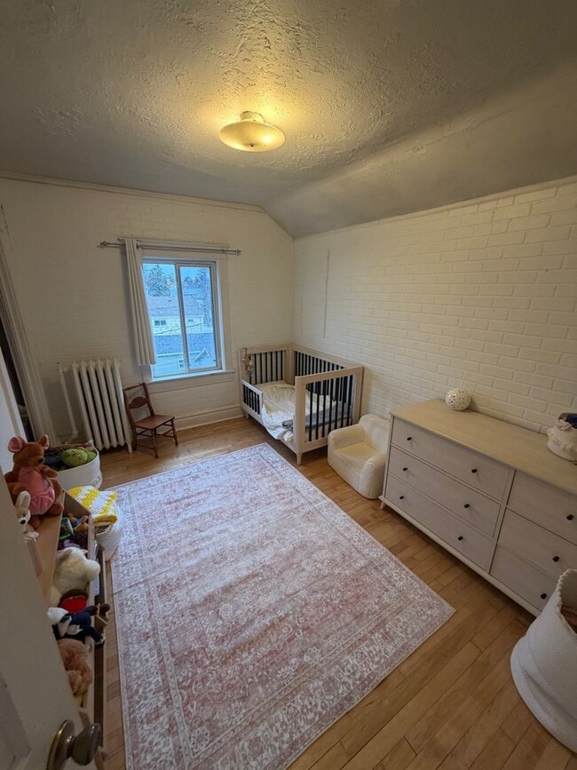 Building Photo - AVAILABLE December! - 3 Bed 1 Bath Home!