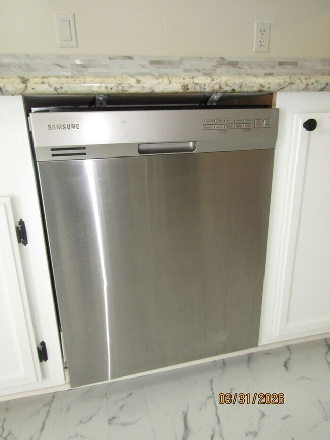 Building Photo - Beautifully updated single family house available NOW! $3,000 per month