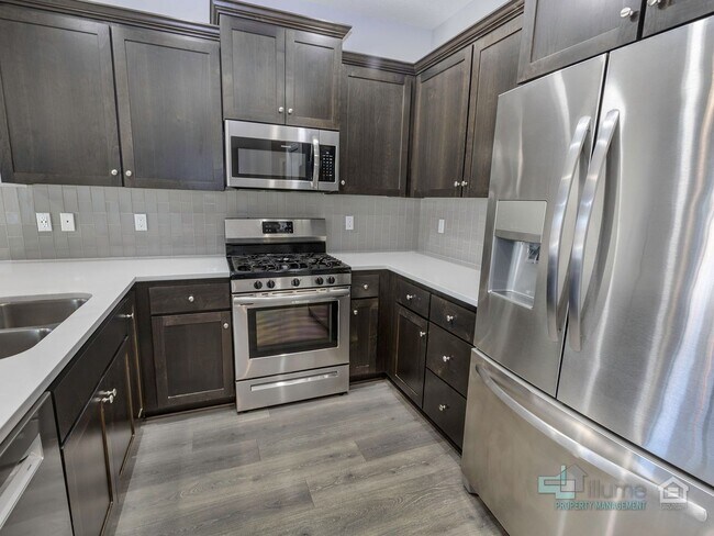 Building Photo - Spacious 4 Bedroom Home with Solar Power N...