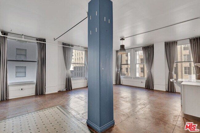 Building Photo - 215 W 7th St