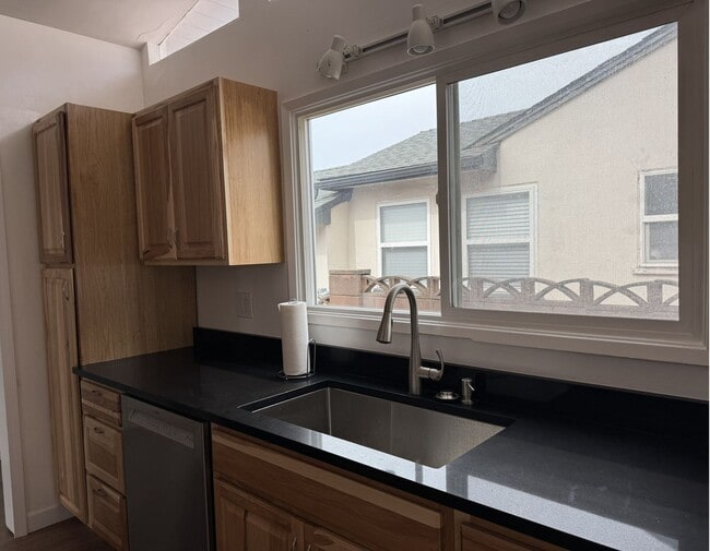 Building Photo - 4 Bedroom / 2 Bathroom home for rent