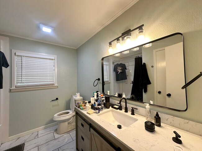 Building Photo - Updated 3-Bedroom Home Near TJC & Medical ...