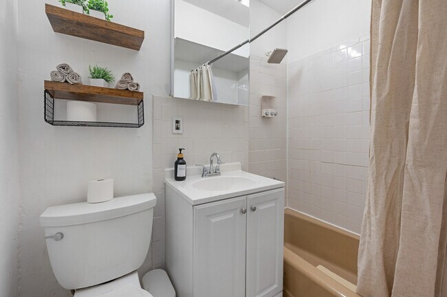 Building Photo - 309 W 28th St