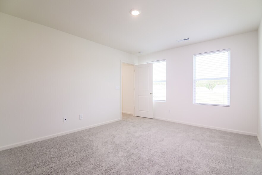 Building Photo - 2205 Samuel Ln