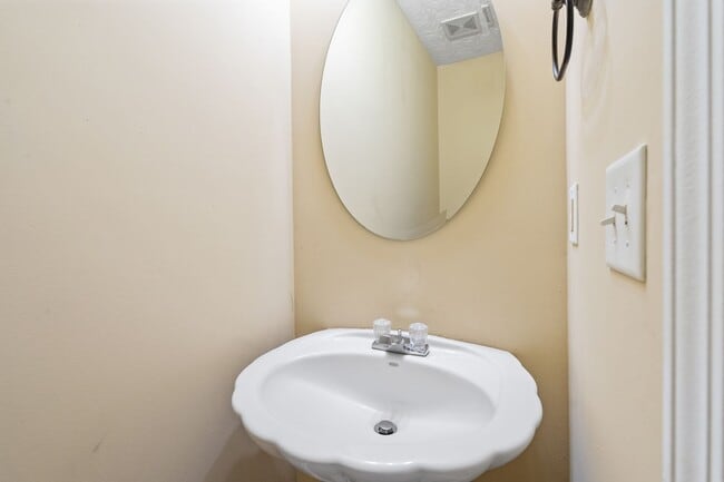 Building Photo - 3 Bedroom Townhome in Stonecrest!