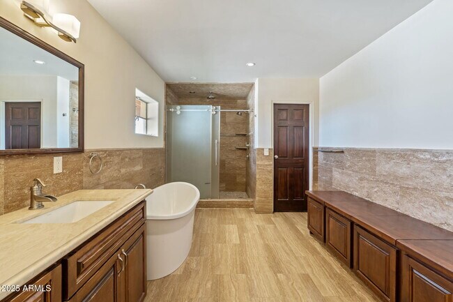 Building Photo - 5310 E Camelback Rd