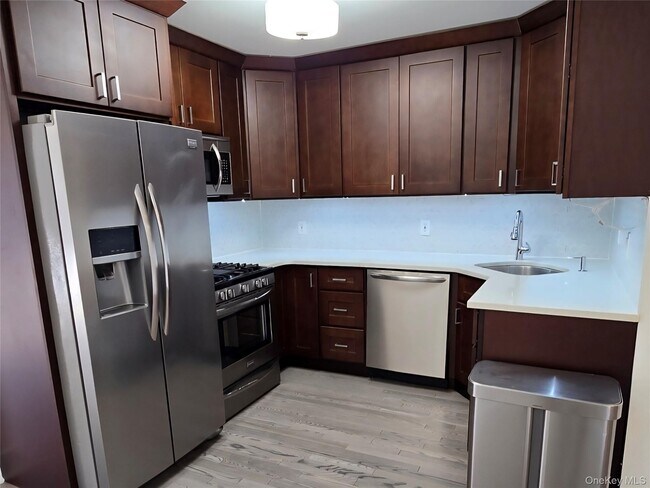 Building Photo - 74-11 85th Dr