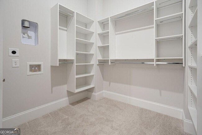 Building Photo - 123 Village Green Ave